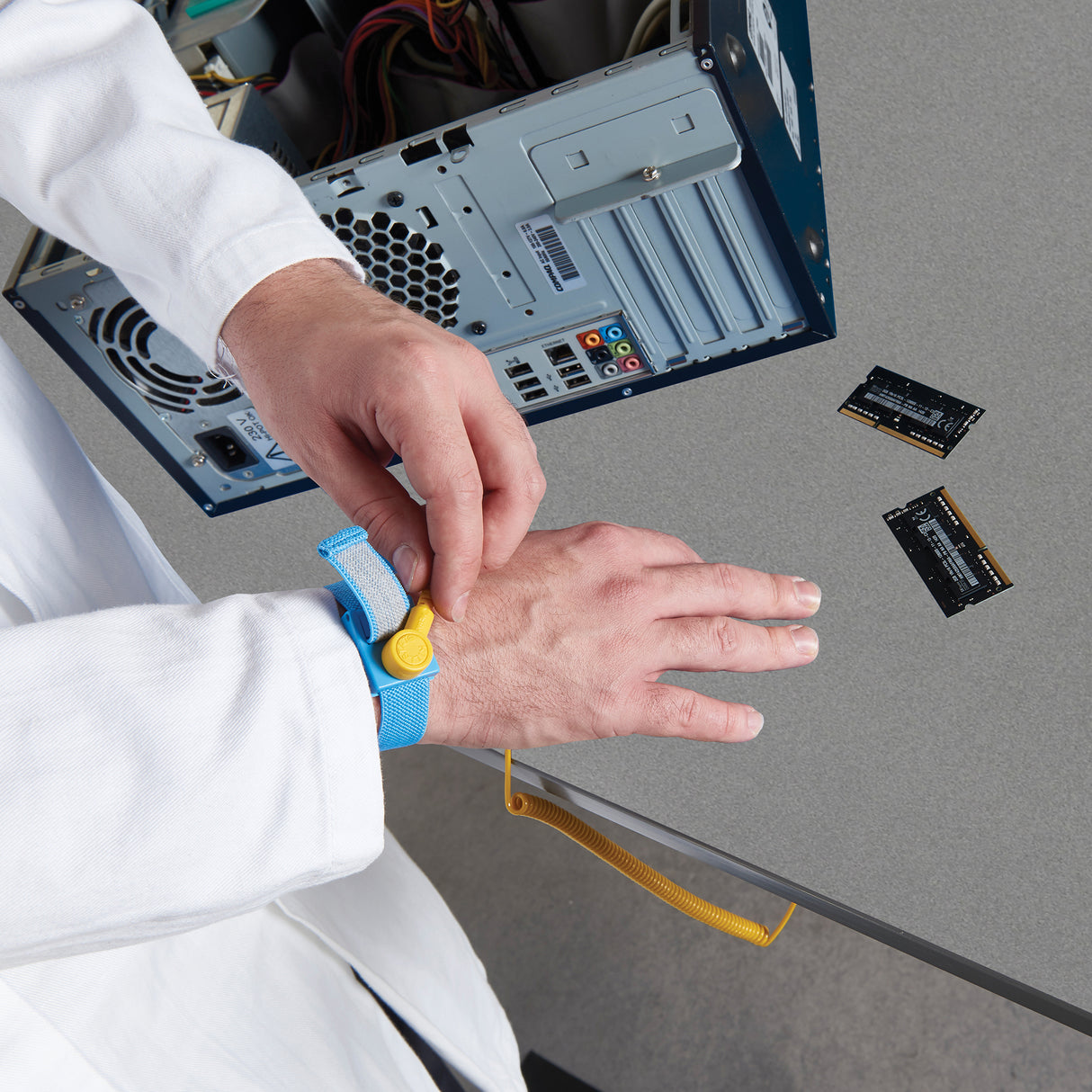 QMP ESD Cantilever Workbenches